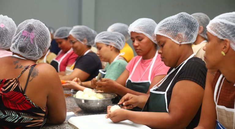 Curso de salgados capacita 35 participantes em Demerval Lobão